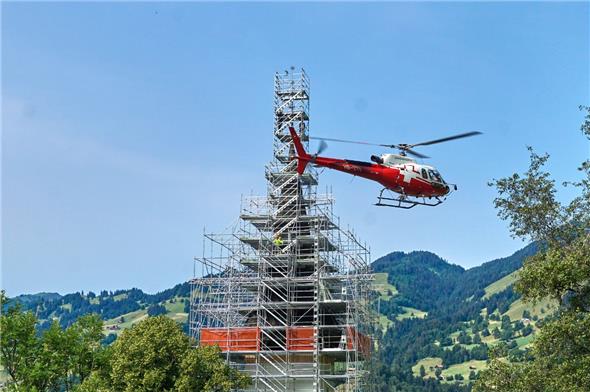 Der Kirchturm ist derzeit vollständig von einem Gerüst umgeben – der Helikopter holte das Kreuz schliesslich vom Turm.