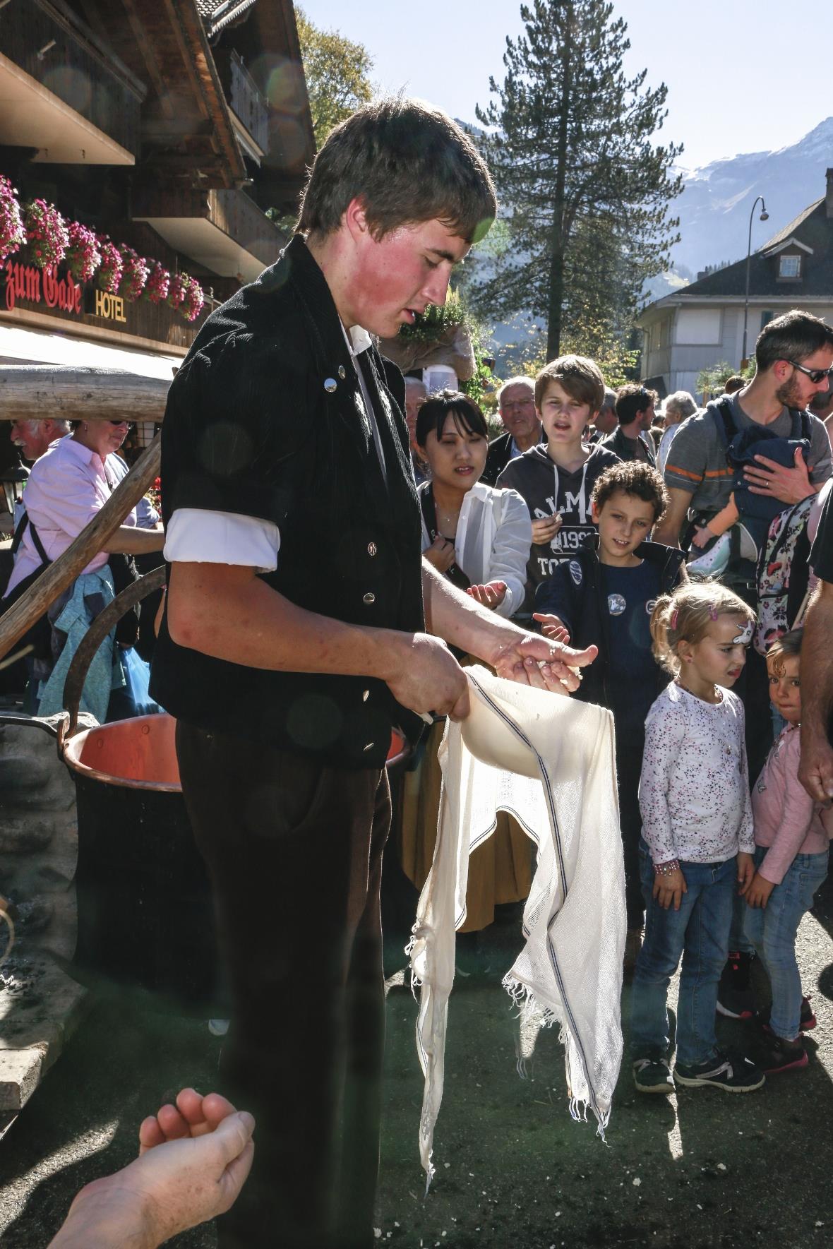 Der Kneue !alplerfest Käse ist in der Presse. Der Käser verteilt den Abschnitt a...