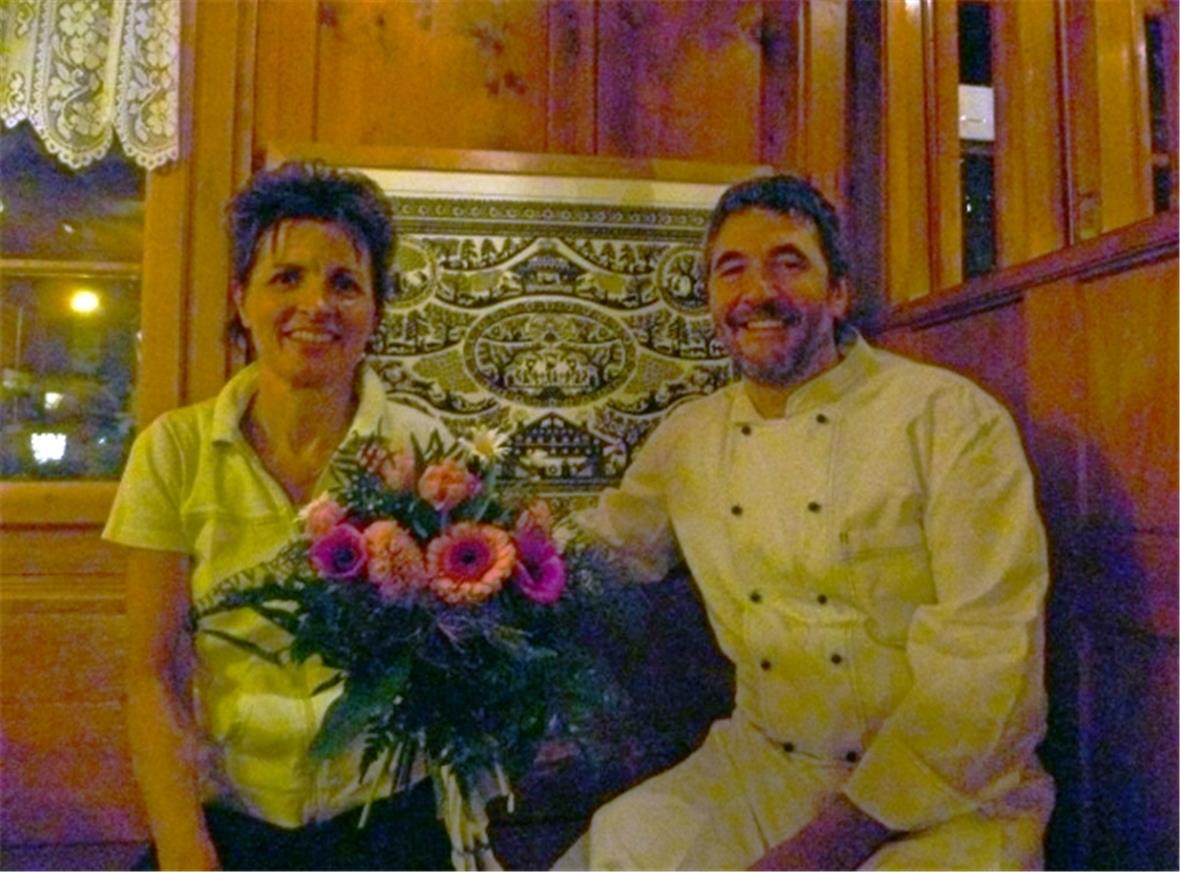 Der Kulturpreisträger Hans-Jürgen Glatz mit seiner Frau Marianne Ueltschi vor einem seiner eigenen Scherenschnittbilder im Restaurant Hüsy, Blankenburg.