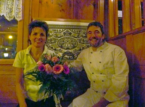 Der Kulturpreisträger Hans-Jürgen Glatz mit seiner Frau Marianne Ueltschi vor einem seiner eigenen Scherenschnittbilder im Restaurant Hüsy, Blankenburg.