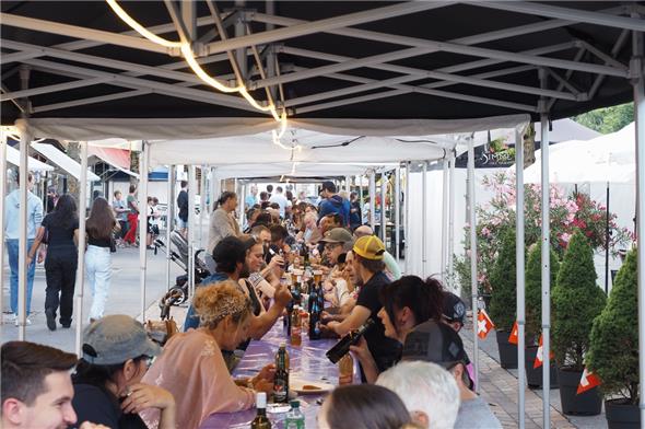 Der «Lange Tisch» war wieder Dorf-Treffpunkt und Ort für viele Gespräche.