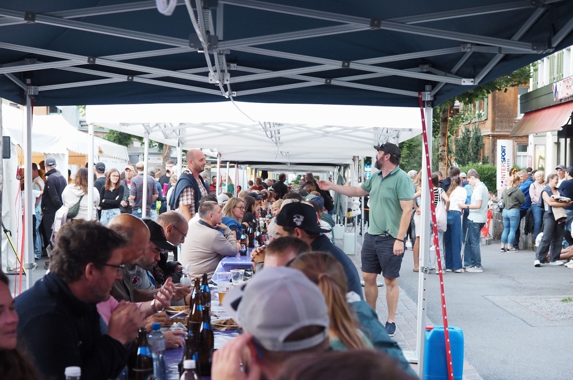 «Langer Tisch» am Sommerfest war geselliger Dorftreffpunkt in Zweisimmen Der «Lange Tisch» war wieder Dorf-Treffpunkt und Ort für viele Gespräche.