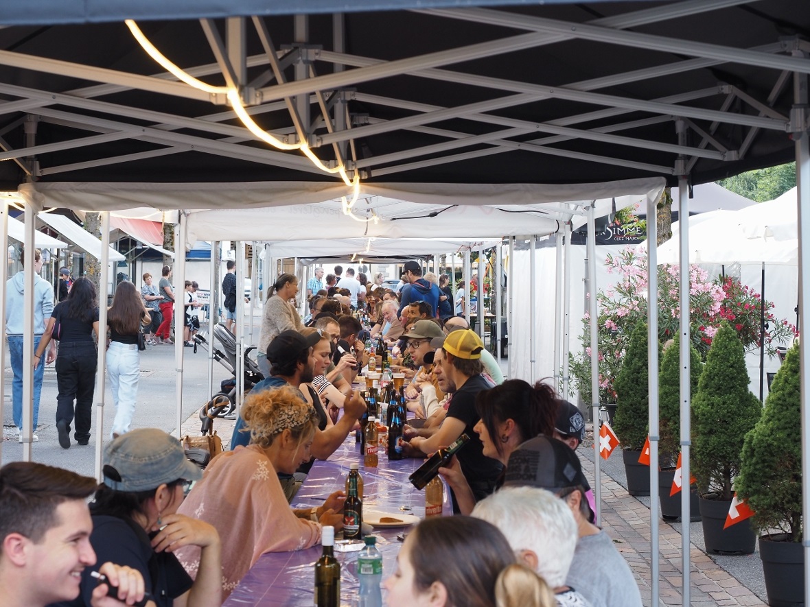 Der «Lange Tisch» war wieder Dorf-Treffpunkt und Ort für viele Gespräche.