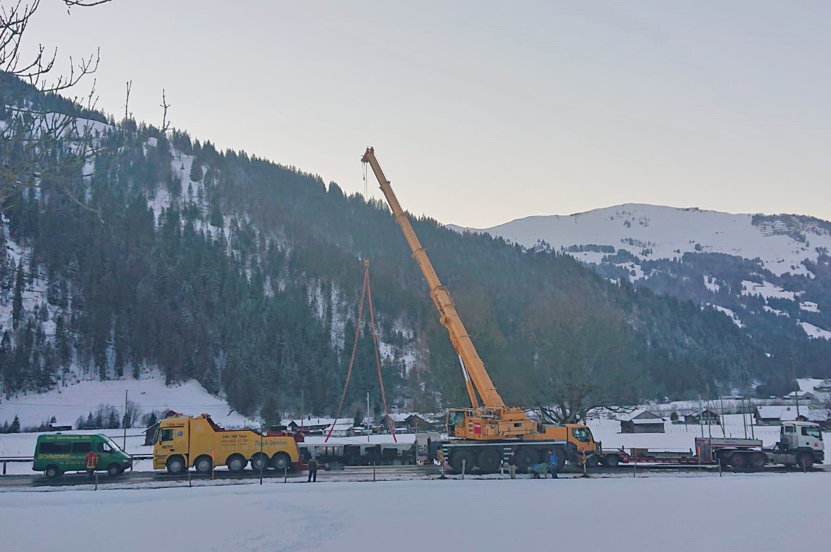Der Lastwagen wurde mit Hilfe eines Krans und eines Speziallastwagens geborgen.