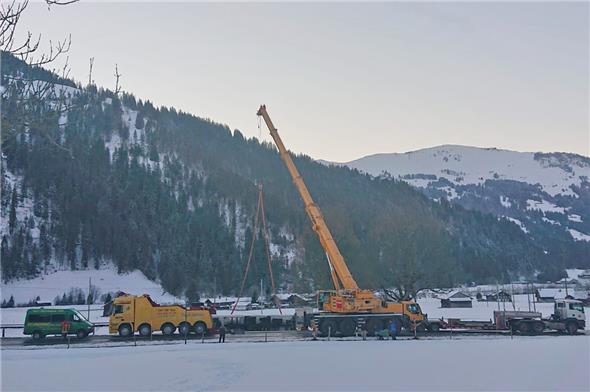Der Lastwagen wurde mit Hilfe eines Krans und eines Speziallastwagens geborgen.