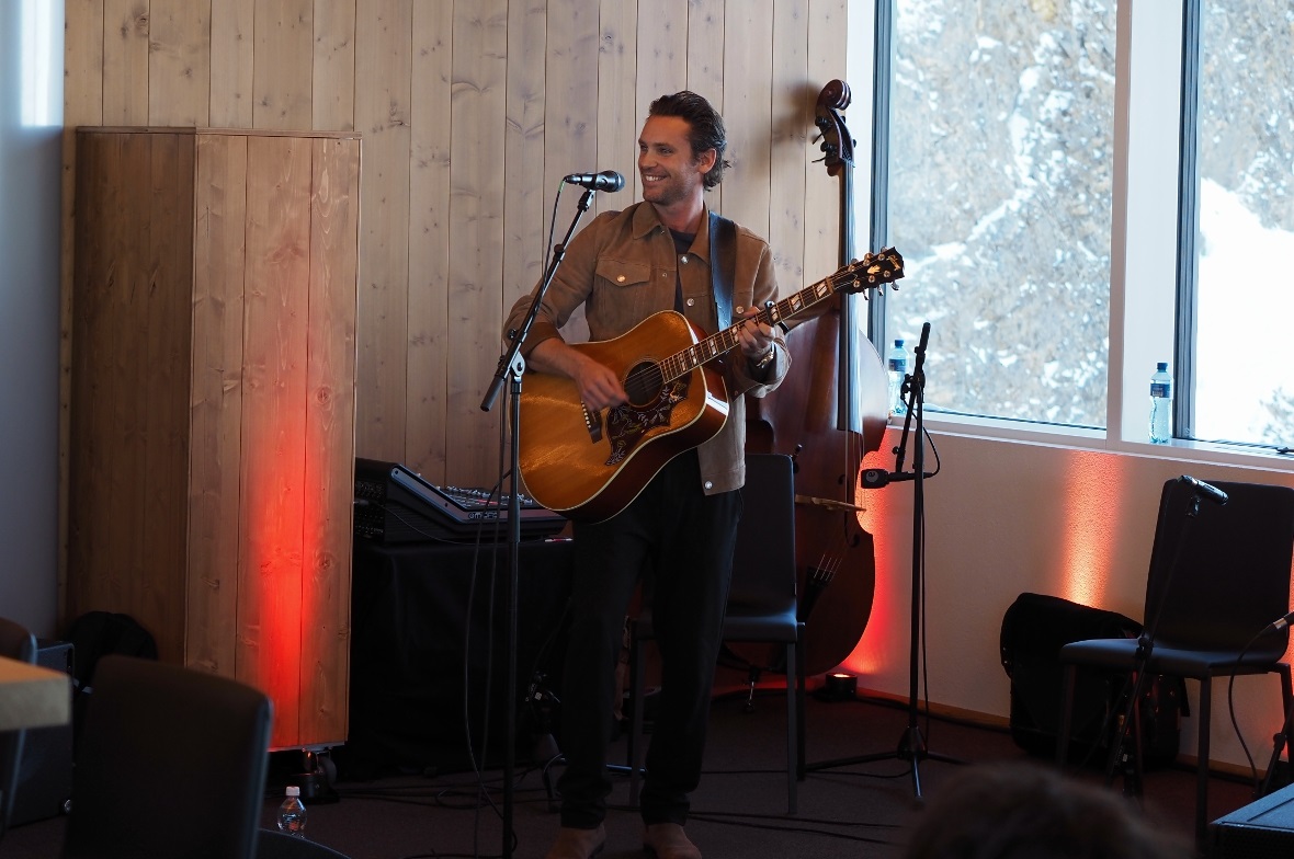Der Lausanner Bastian Baker durfte die Eröffnungsfeier musiklalisch begleiten. E...