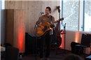 Der Lausanner Bastian Baker durfte die Eröffnungsfeier musiklalisch begleiten. E...