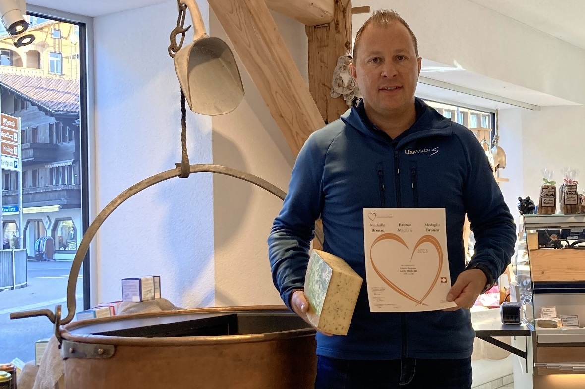 Der Lenk Milch-Geschäftsführer Walter Treuhardt mit Diplom Bronzemedaille für den Berner Oberländer Kräuterbergkäse.