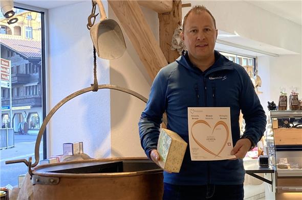 Der Lenk Milch-Geschäftsführer Walter Treuhardt mit Diplom Bronzemedaille für den Berner Oberländer Kräuterbergkäse.