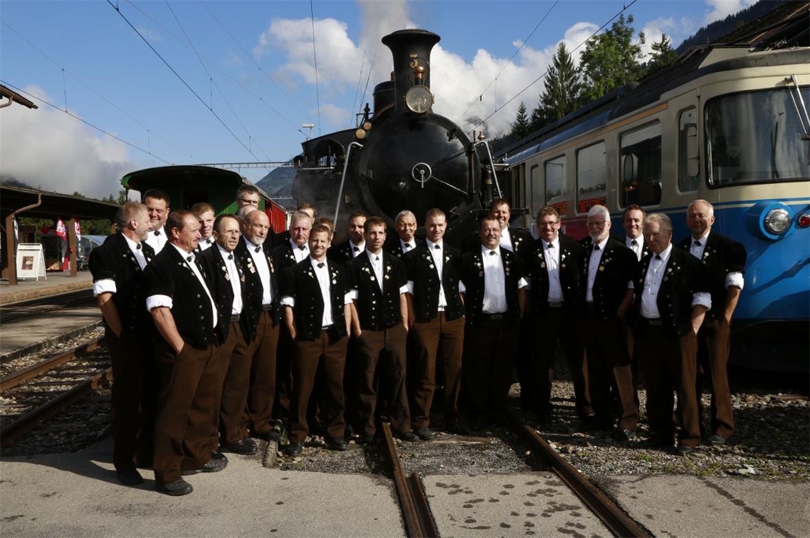 Der Lenker Jodlerchor vor der Dampflok.