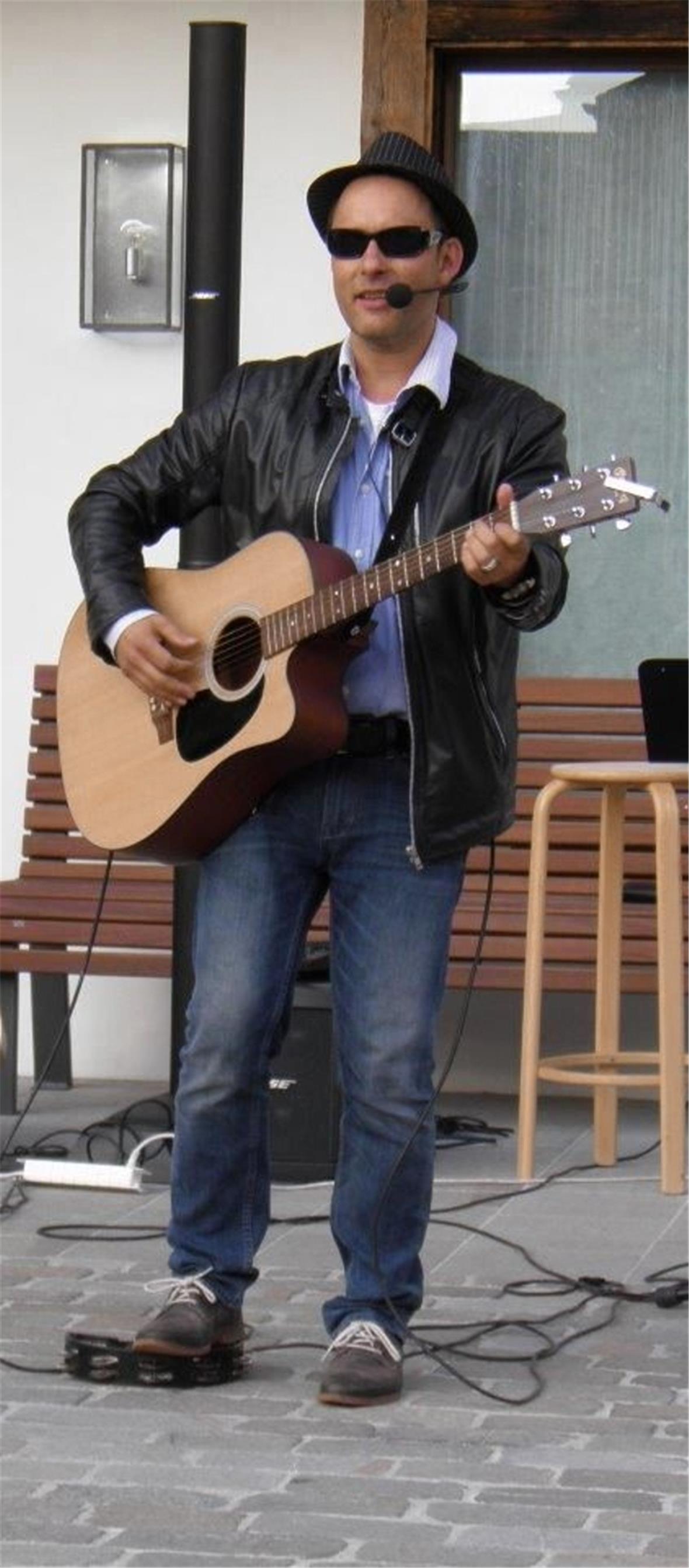 Der Lenker Musiker John Hänni auf dem neu gestalteten Dorfplatz Saanen.