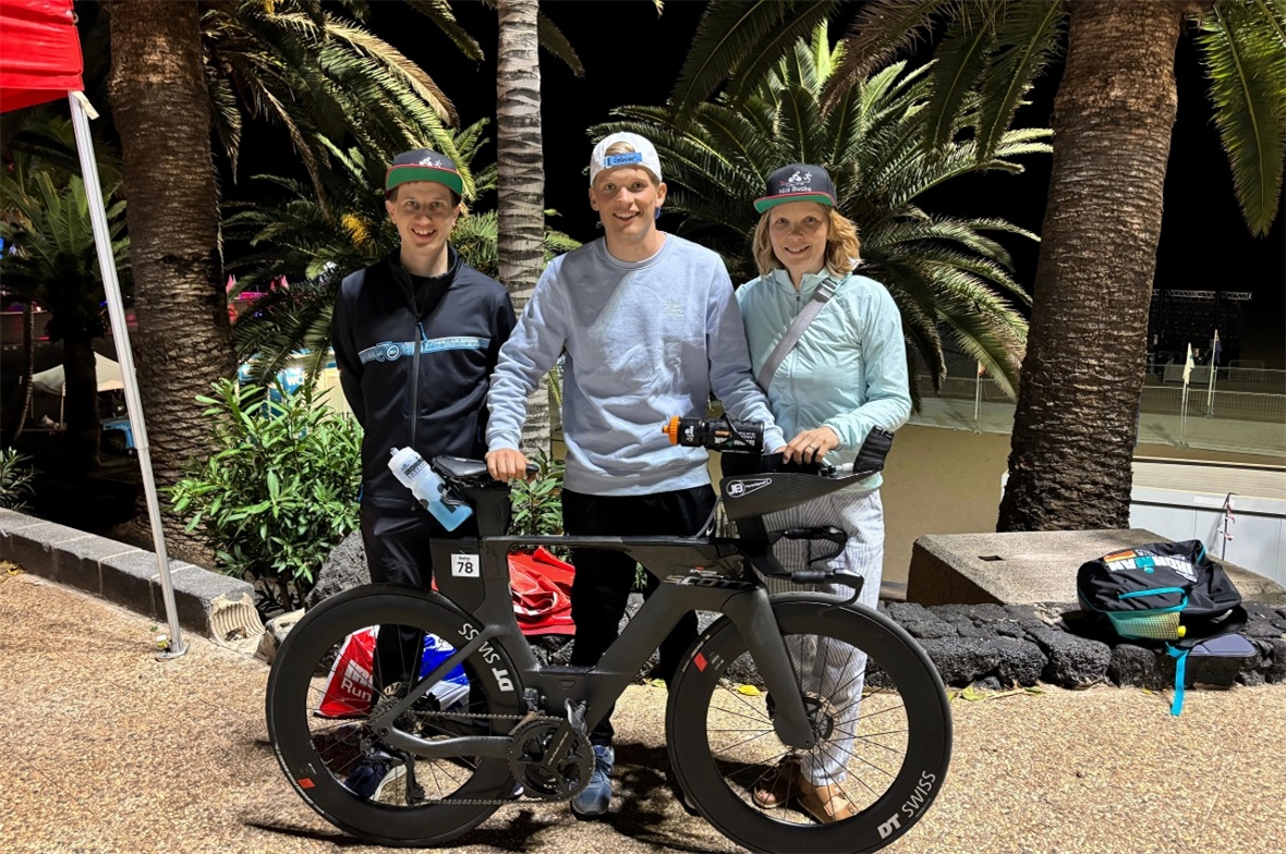 Zurück in Aktion – Nicola Buchs startet erfolgreich in die neue Saison Der Lenker Triathlet Nicola Buchs wurde in Lanzarote von seiner Mama Sonja Zeller und von Cousin Dominik Buchs als kleines, aber feines Betreuerteam unterstützt.