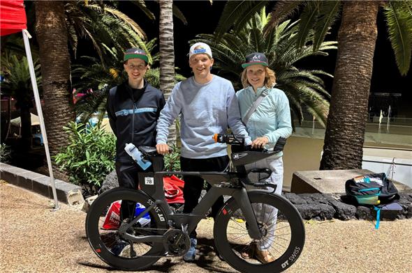 Der Lenker Triathlet Nicola Buchs wurde in Lanzarote von seiner Mama Sonja Zeller und von Cousin Dominik Buchs als kleines, aber feines Betreuerteam unterstützt.