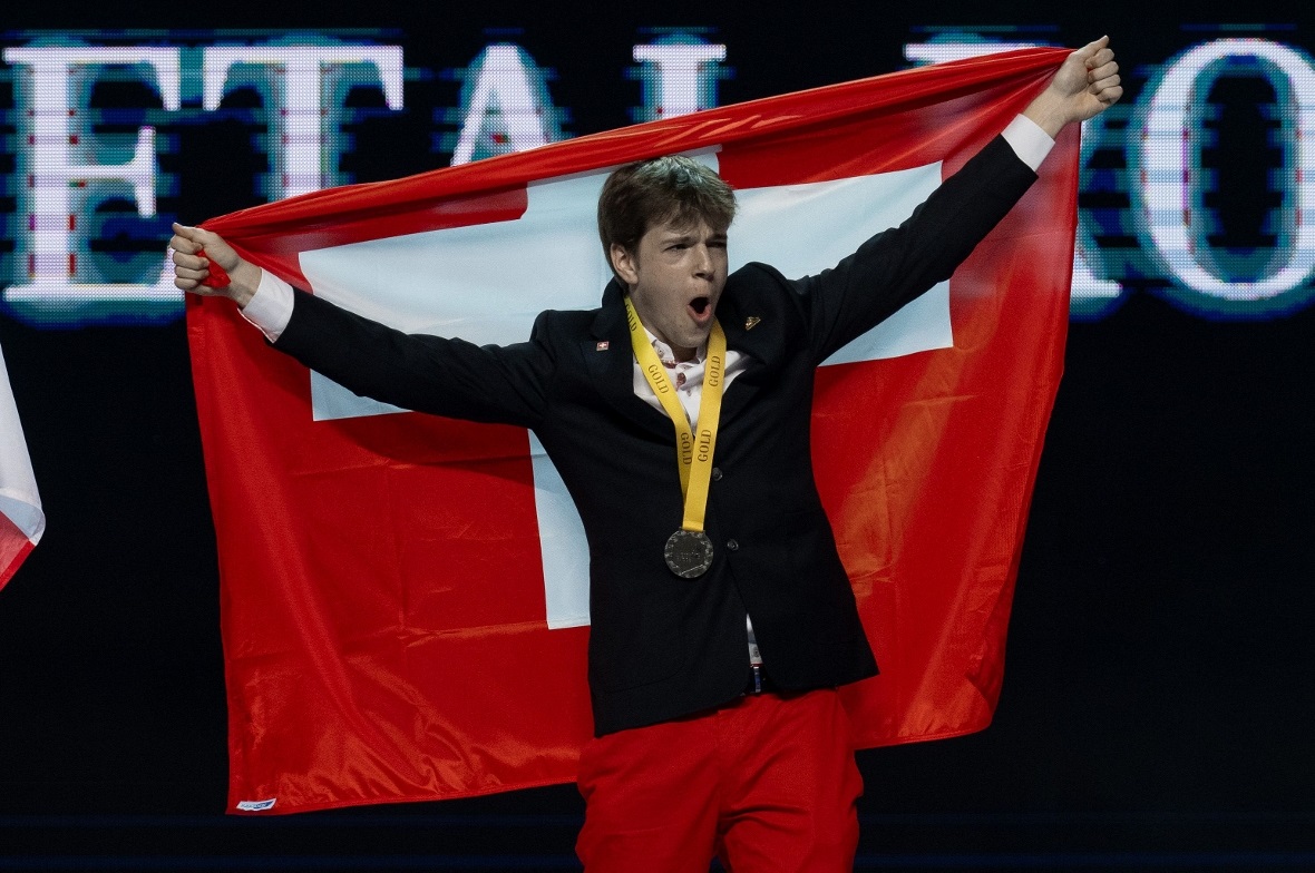 Der Lenker William Zahler jubelt über den Gewinn seiner Goldmedaille.