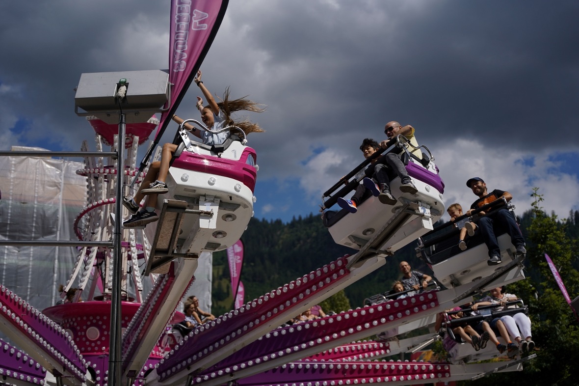 Der Lunapark mit den Fahrgeschäften auf dem Bärenparkplatz zog vor allem das jün...