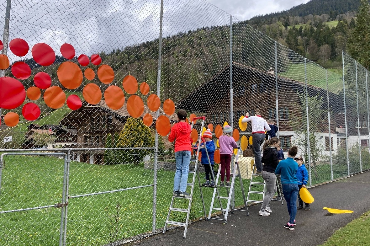 Der Maschendrahtzaun wurde mit einer farbigen Welle verziert.