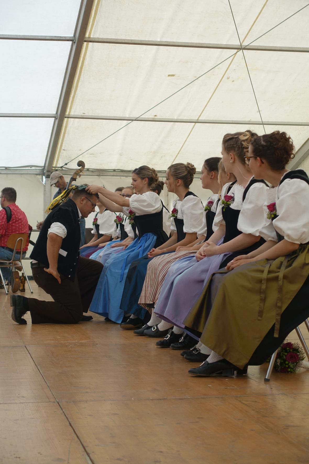 Der Mattner Patrick Gobeli bei der Krönung durch eine der Ehrendamen.