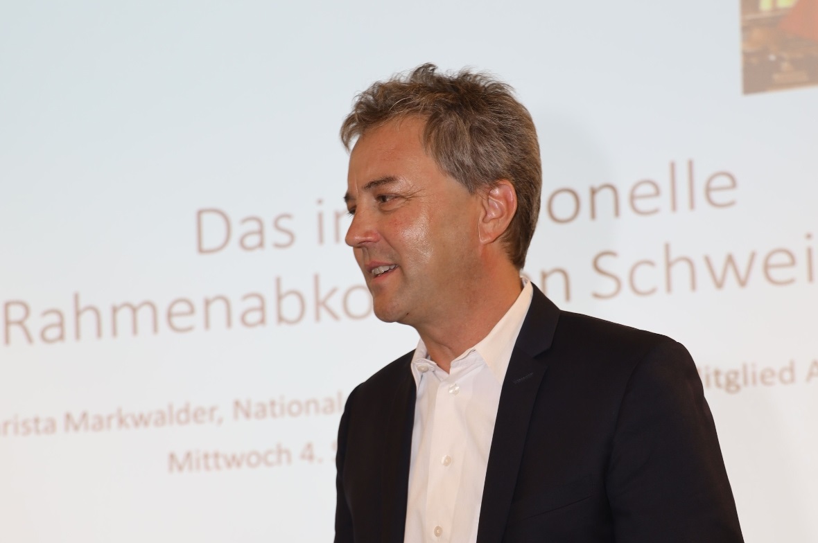 Der Moderator des Abends Stefan Geissbühler Chefredaktor des Thuner Tagblatts.