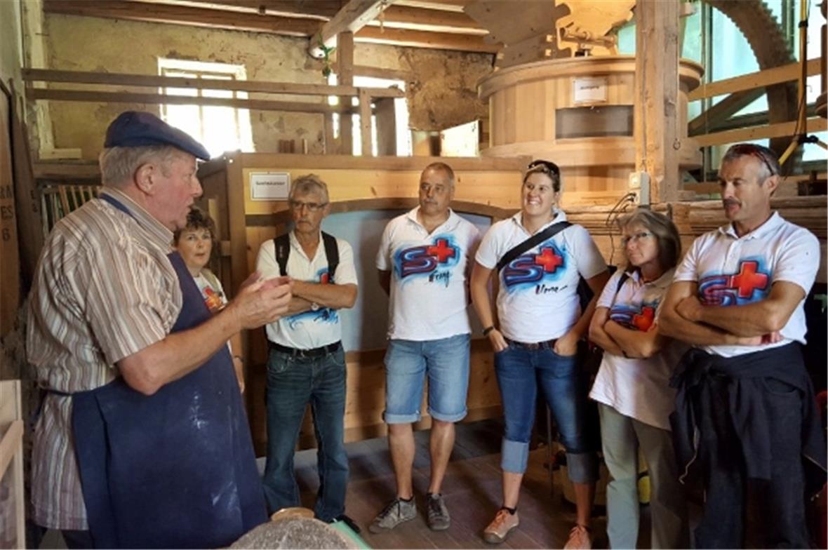 Der Mühlegesell Hanspeter von Siebenthal erklärt den Mahlvorgang.