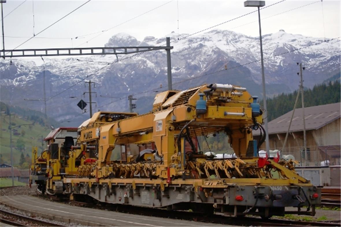 Der «Mungg», hier bei der Haltestelle Matten, ist das Kernstück der monströsen Gleisbau-Komposition. 