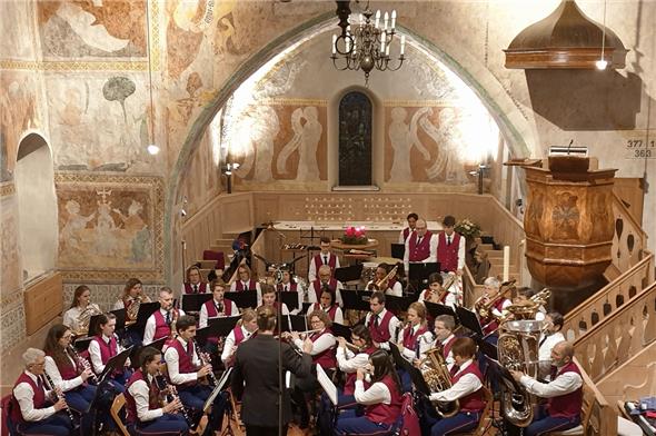 Der Musikverein Erlenbach-Diemtigtal unter der Leitung des neuen Dirigenten Sven Mosimann.