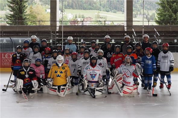 Der Nachwuchs des EHC Zweisimmen mit den Trainern Christoph Zingg, Daniel Rhyn, Roland Zeller und Adrian Stalder.