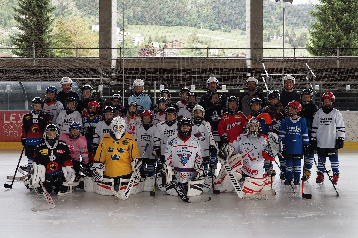 Der Nachwuchs des EHC Zweisimmen mit den Trainern Christoph Zingg, Daniel Rhyn, ...