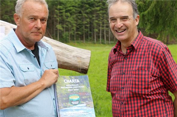 Der Naturparkpräsident Martin Wymann und der Geschäftsführer Norbert Schmid präsentieren der Bevölkerung die neue Charta 2022 bis 2031.