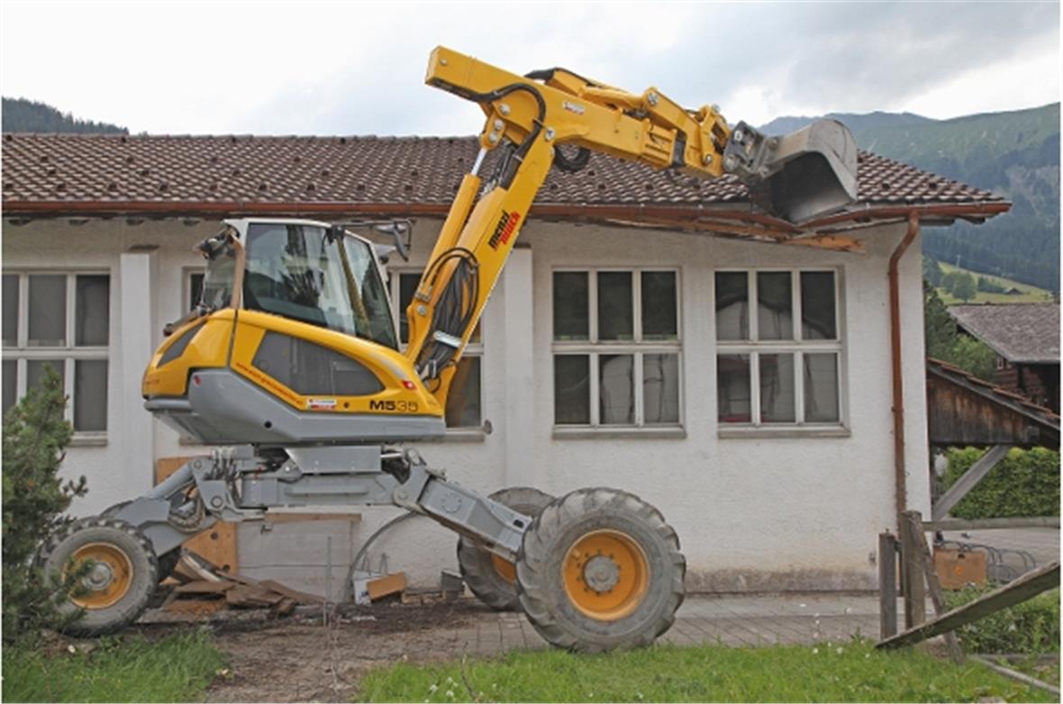 Der Neubau beginnt mit dem Abbruch der alten Turnhalle.