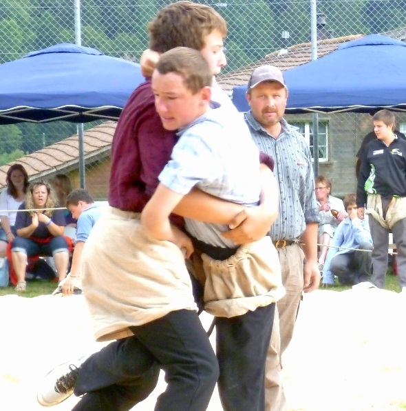 Der Niedersimmentaler Peter Beer (vorn) revanchierte sich im Schlussgang gegen Michi Wiget aus Wünnewil für die Niederlage im 4. Gang.