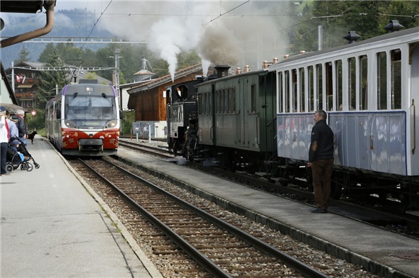 Der Nostalgiezug begegnet der neuen Triebwagen Komposition.