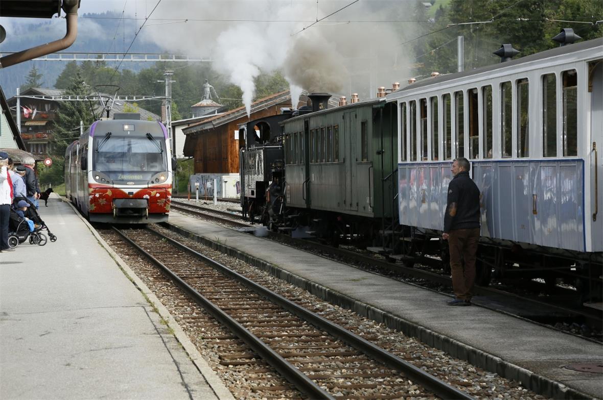 Der Nostalgiezug begegnet der neuen Triebwagen-Komposition.