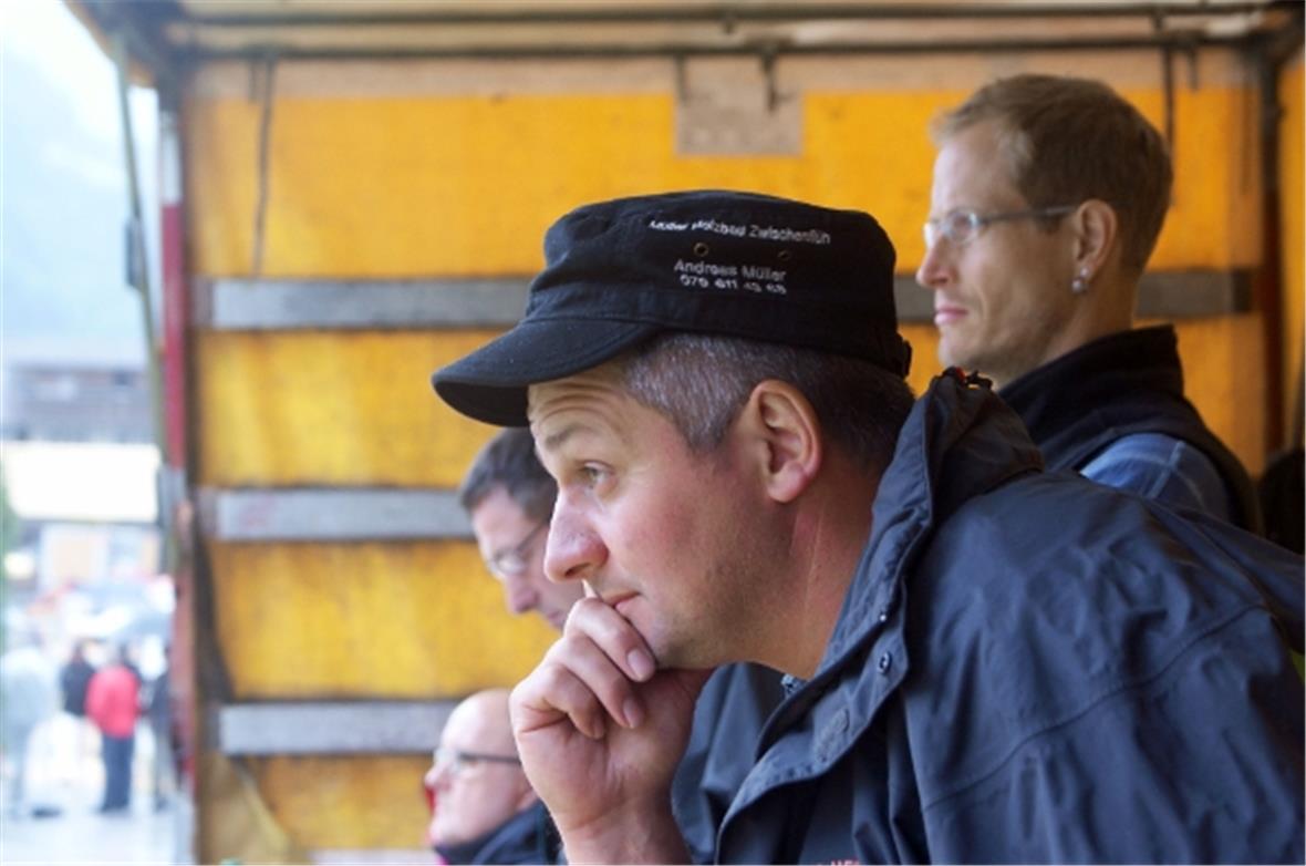 Der OK-Präsident Hansruedi Brunner – hier auf dem Pressewagen vor BEO-Reporter M...