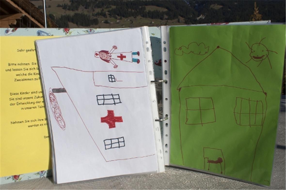 Der Ordner mit den „Kunstwerken“  (kann bei den Spitalkämpferinnen in Augenschei...