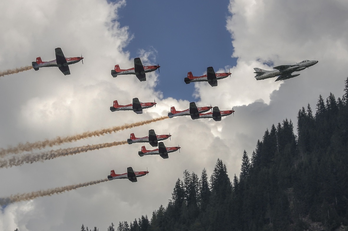 Der «Papyrus»-Hunter führt das PC-7 Team über St. Stephan an.