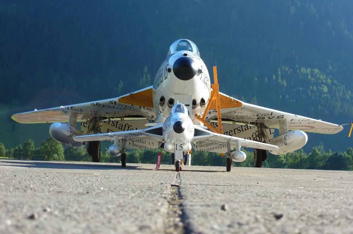 Der «Papyrus-Hunter» hinter «seinem» Modell.