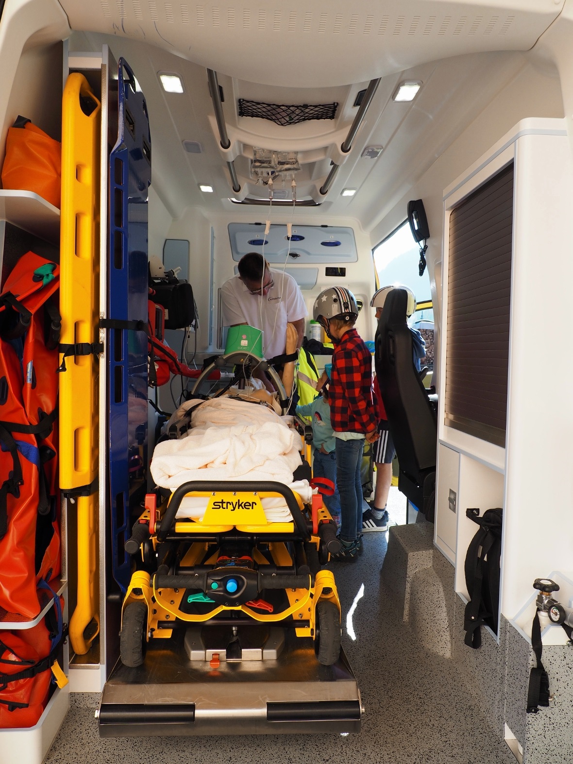 Der Patient (hier ein Dumy) wird in der Ambulanz mit einem Roboter animiert.