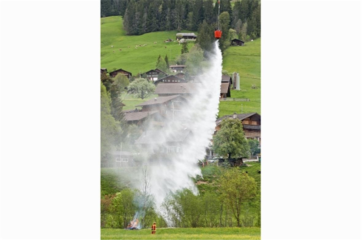 Der Pilot kann den «Bamby Bucket» elektronisch öffnen, um das Wasser punktgenau ...