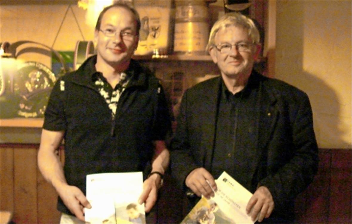 Der Präsident Oberwil Simmental Tourismus, Reto Blatti (links), und sein Kollege von Lenk Simmental Tourismus, Hans Neuenschwander, stellen die neue Imagebroschüre vor.