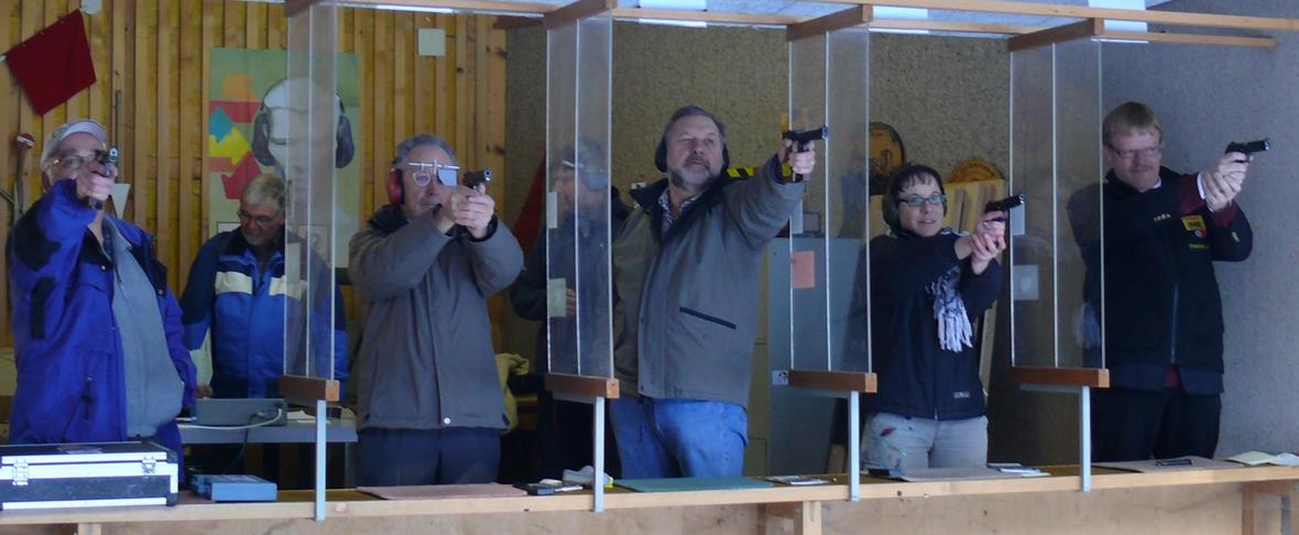 Das Volk hat uns Vertrauen geschenkt – an der Zukunft müssen wir selber bauen Der Präsident a.i.Stefan Wolf (rechts) und die Kassierin Susanne Schild (2. v. r.) beim Pistolenschiessen.