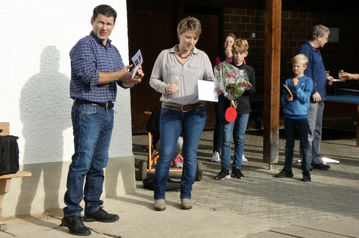 Der Präsident der Schulkommission, Walter Mani, dankt Therese Weiss, verantwortl...