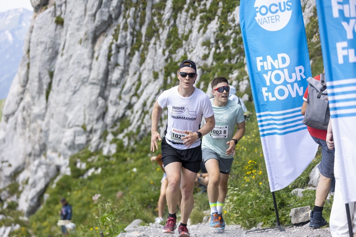 Der Präsident des Stockhorn-Halbmarathons, Simon Künzi, lief mit seiner Tochter ...