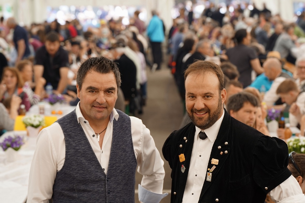 Der Präsident des ausrichtenden Jodlerkllubs Flüehblüemli Därstetten Balz Gerber...