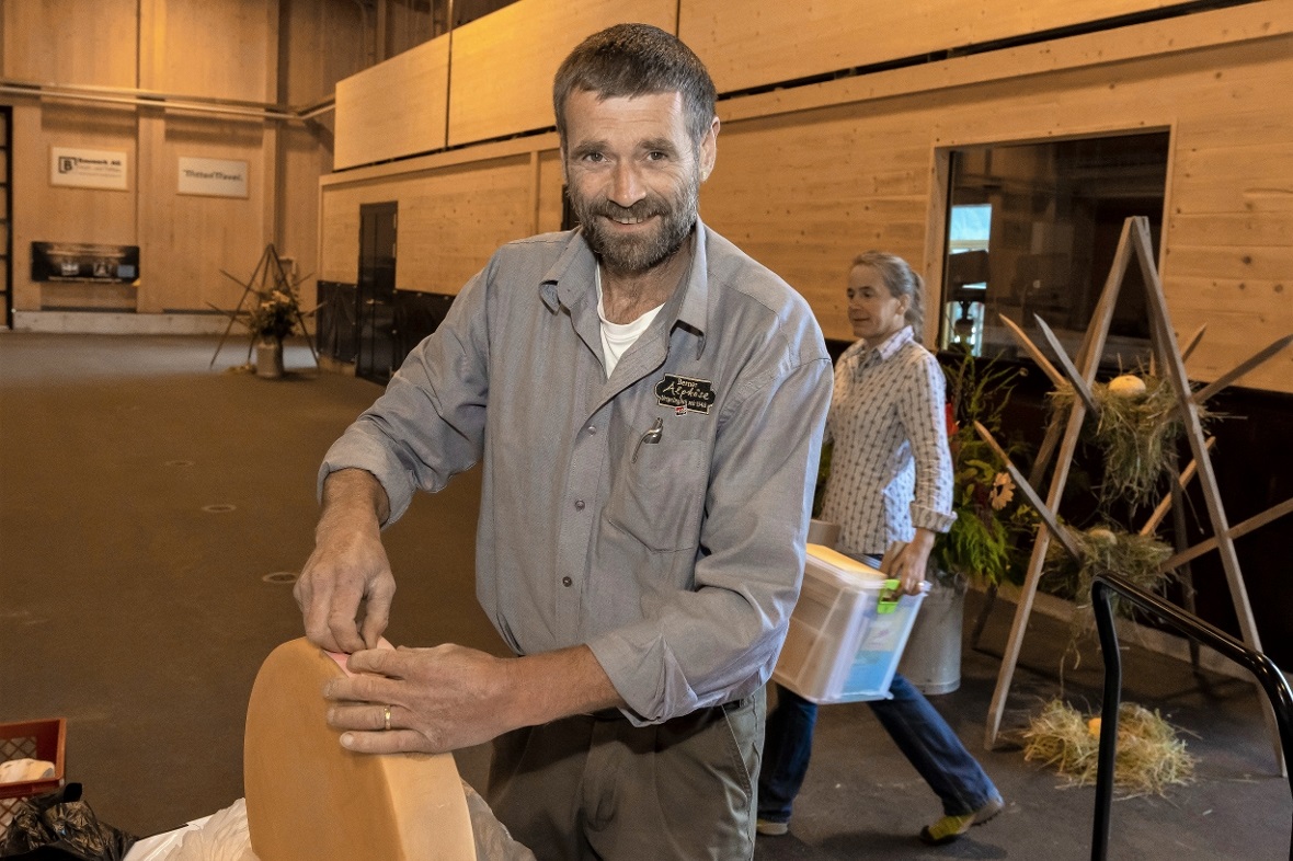 Der Präsident von CasAlp Hans Kohler, packt am Morgen mit an um Käse auszupacken...