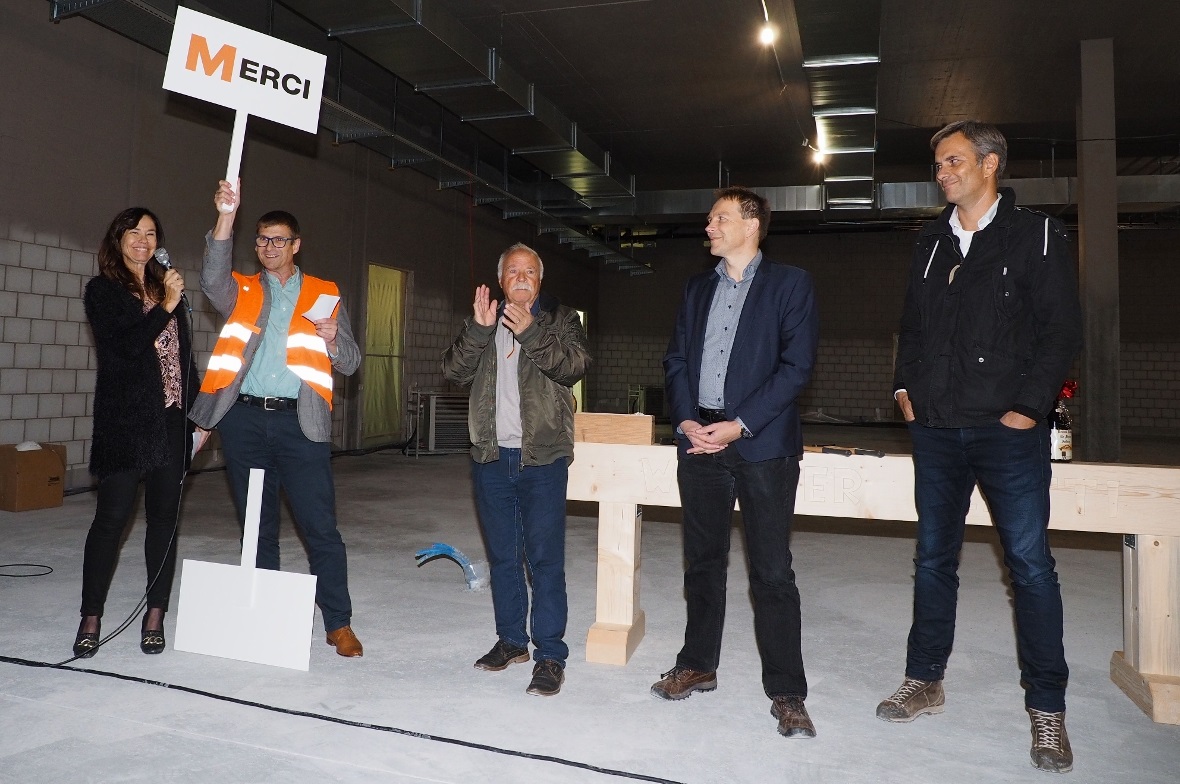 Der Projektleiter Norbert Scholz dankte den Handwerkern für die gute Arbeit.