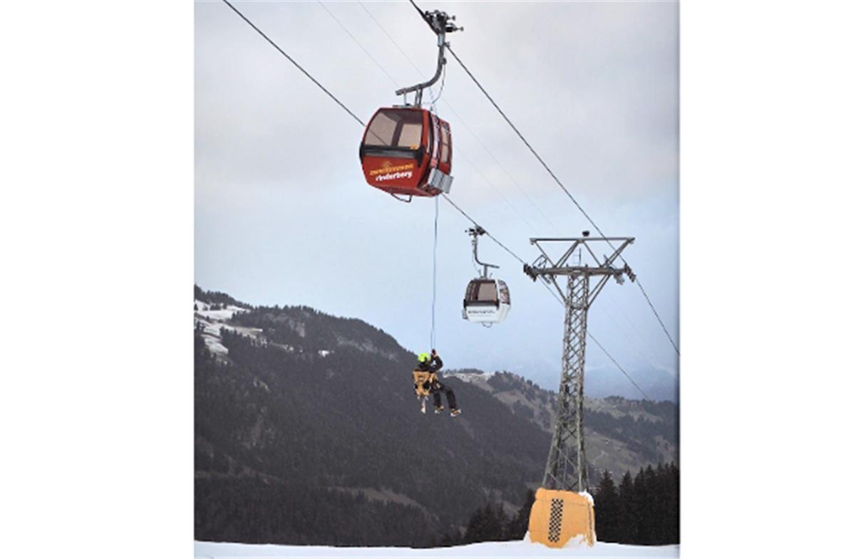 Der Retter seilt sich selbständig zum Boden ab.