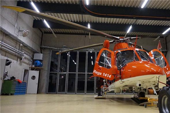 Der Rettungshelikopter der Rega, hier in der Rega-Basis Zweisimmen, wird auch in der kommenden Wintersaison zeitweise in Saanen stationiert sein.