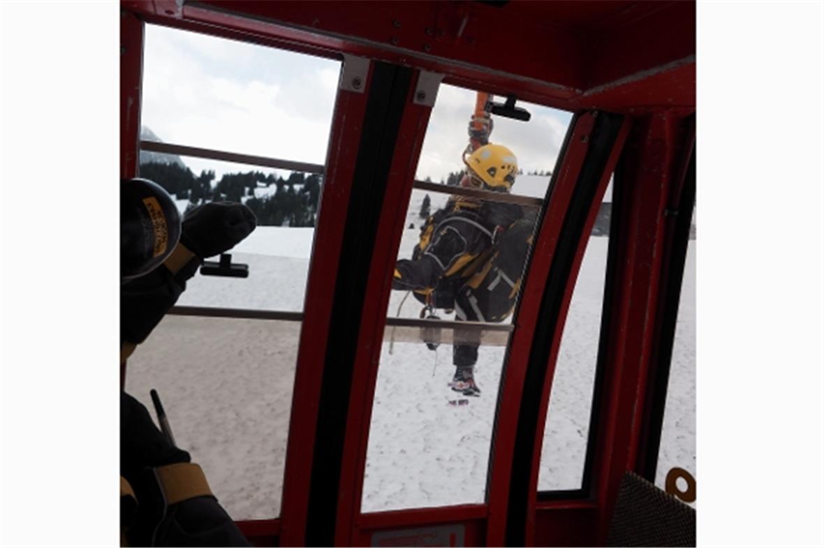 Der Rettungsspezialist nähert sich mit dem Heli der Gondel, wo er von den Passag...