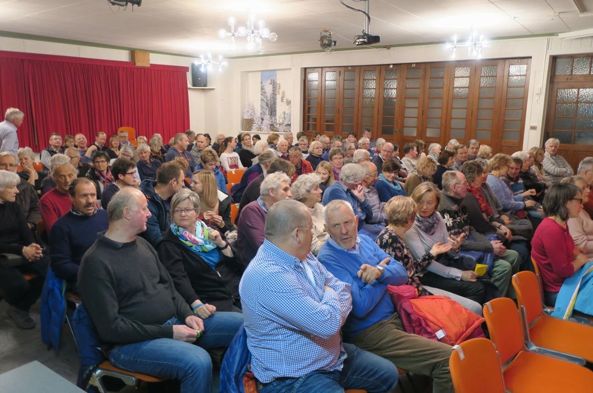 Der Saal füllt sich 