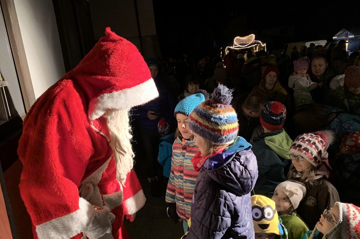 Der Samichlous hörte gar viele Versli und beschenkte die Kinder mit einem Säckli.